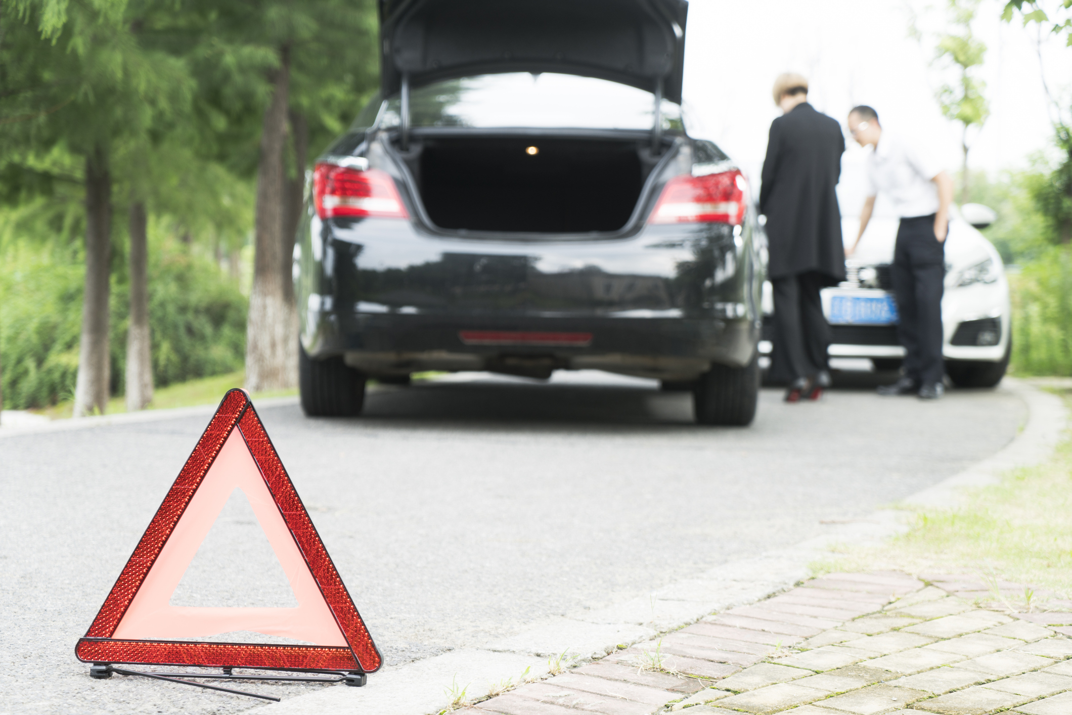 deux automobilistes discutant après un accident de voiture